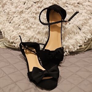 Elegant Black Low Heels with Bow Detail